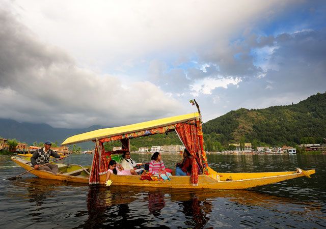 shikara ride srinagar kashmir